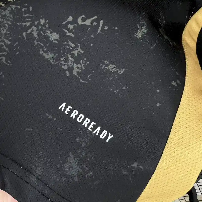 Édition spéciale noire du Real Madrid 2024-25