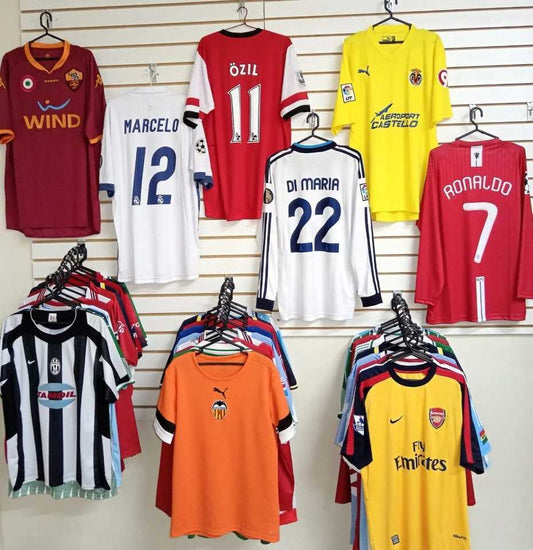 El Renacimiento del Fútbol: Por qué las Camisetas de Fútbol Retro y los Diseños de los 90 son la Tendencia Definitiva en la Moda Urbana