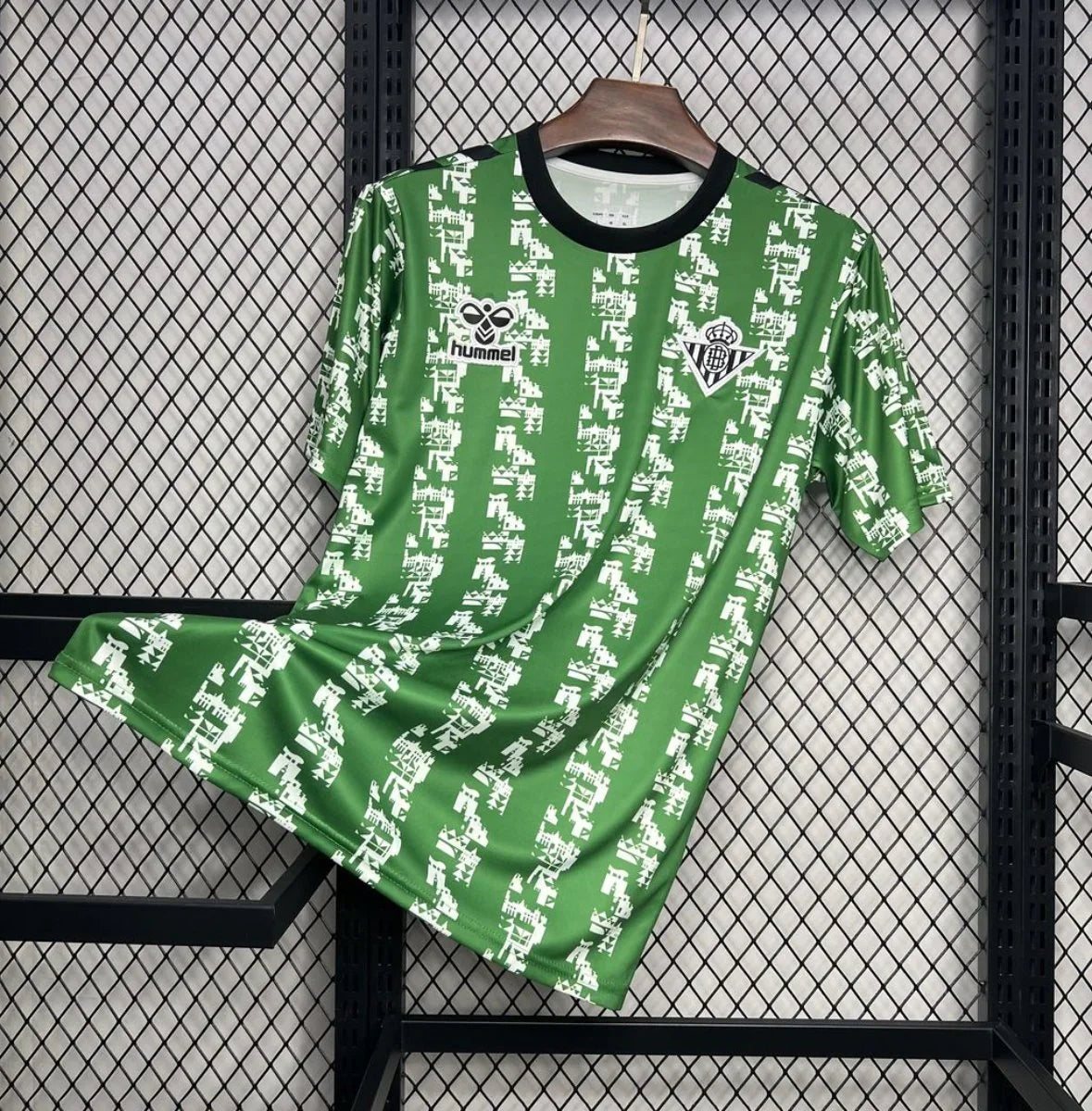 images Camiseta Prepartido CR Betis Balompié 2024-25 - Fútbol Club Vintage