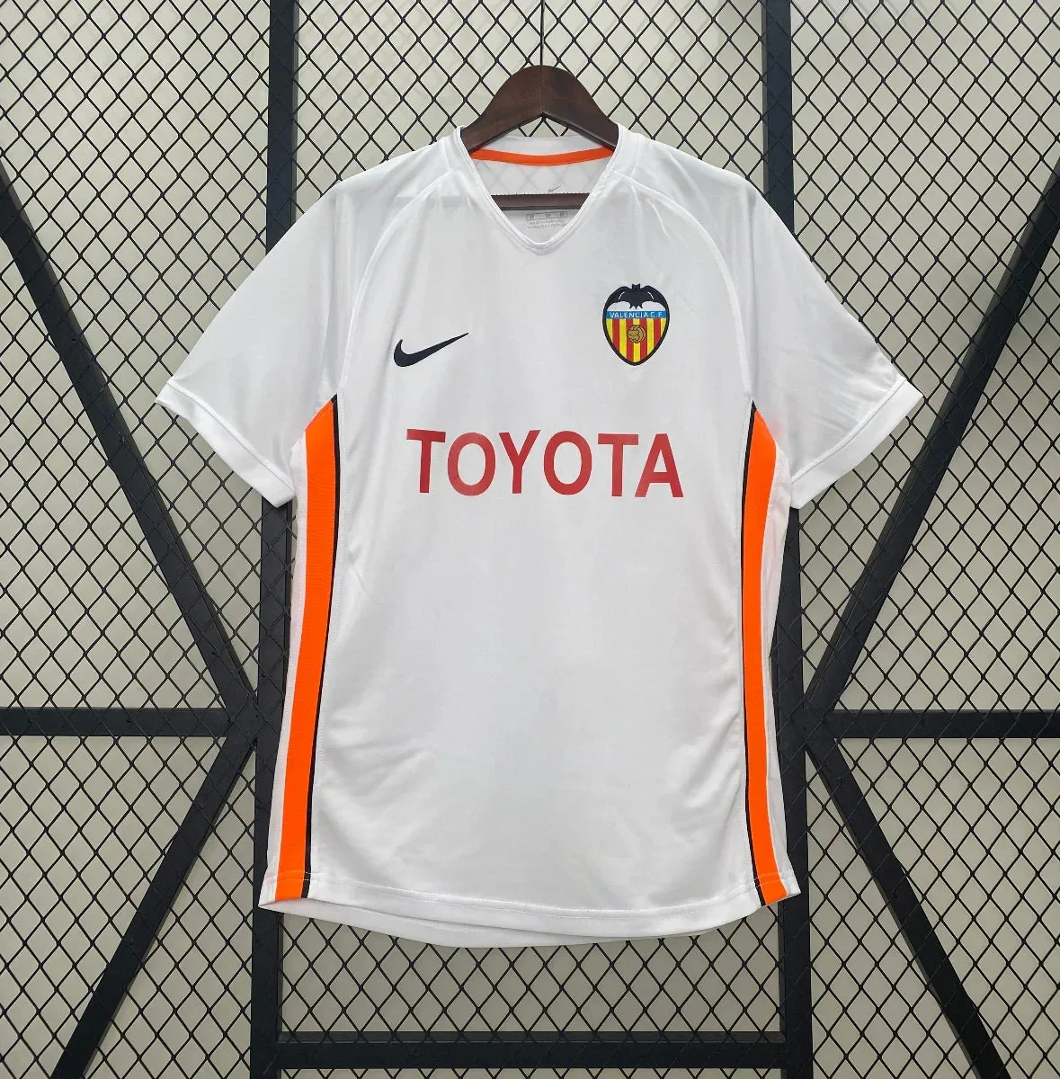 images Camiseta Retro Valencia 2006-07 - Fútbol Club Vintage