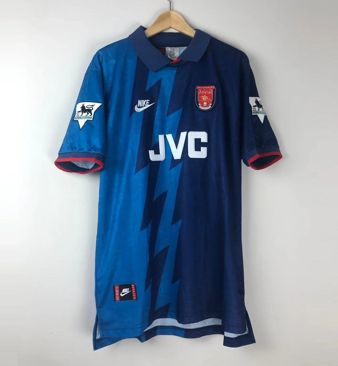 Camiseta Bergkamp Arsenal FC Visitante 1995-96 Retro - Fútbol Club Vintage