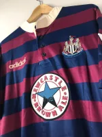 Camiseta Retro Ginola Newcastle United FC Visitante 1995-96 - Fútbol Club Vintage