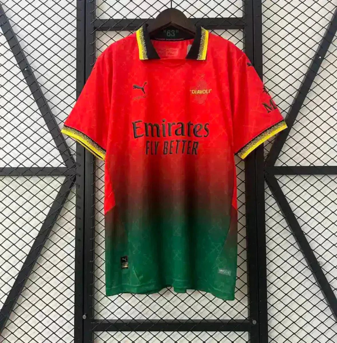 images Camiseta Retro AC Milán Edición Especial Rojo y Verde 2025-26 - Fútbol Club Vintage