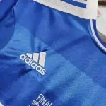 Camiseta de fútbol retro azul adidas con detalles bordados y cuello clásico a rayas