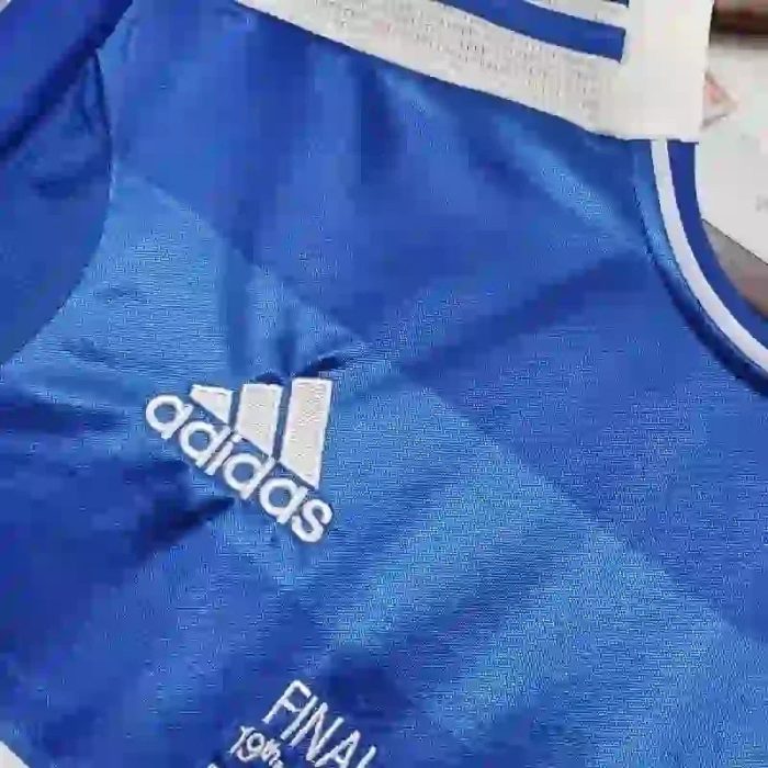 Camiseta de fútbol retro azul adidas con detalles bordados y cuello clásico a rayas
