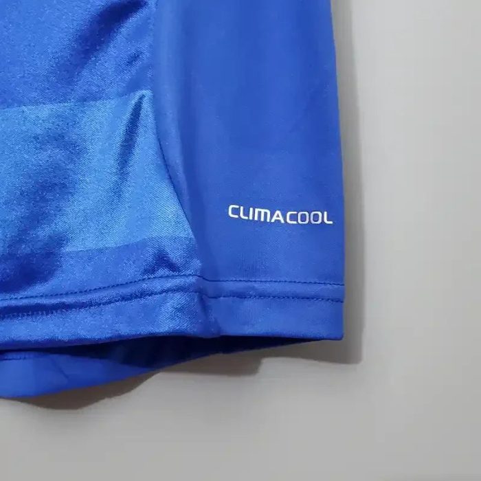 Detalle de camiseta de fútbol retro azul con tecnología ClimaCool
