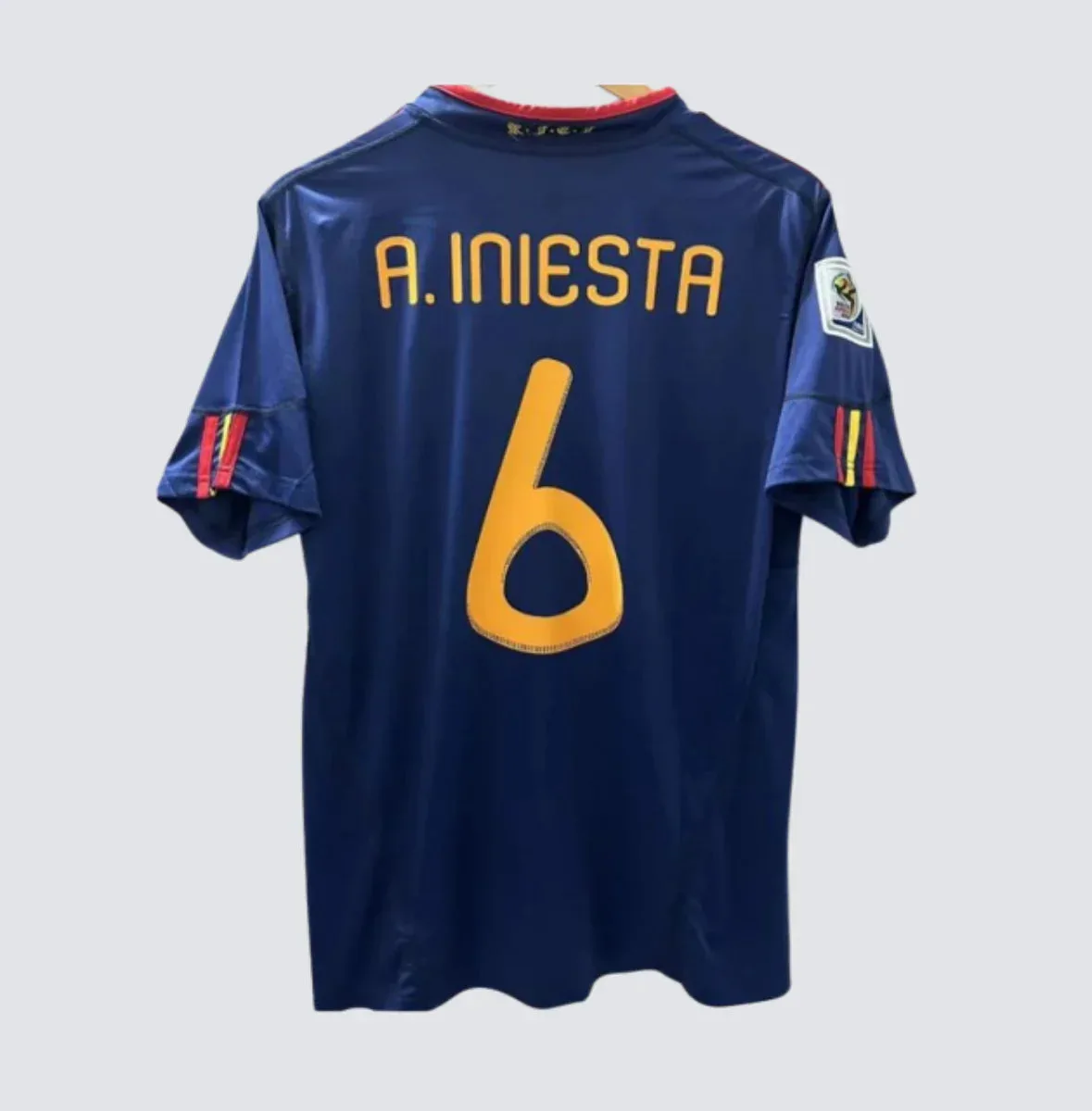 images Camiseta Retro España 2010-11 Iniesta - Fútbol Club Vintage
